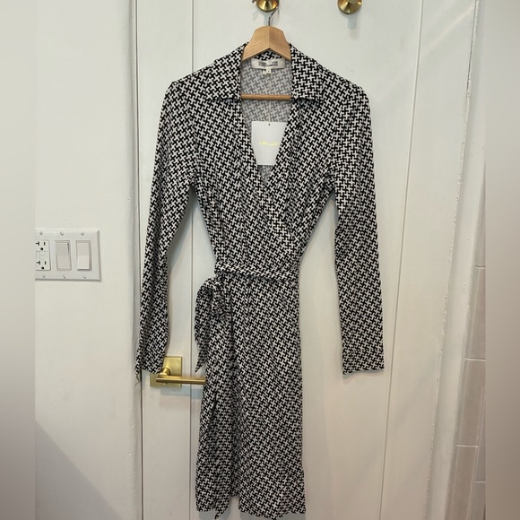 Diane Von Furstenberg Dresses & Skirts - Diane Von Furstenberg Black and White Long Sleeve Wrap Dress